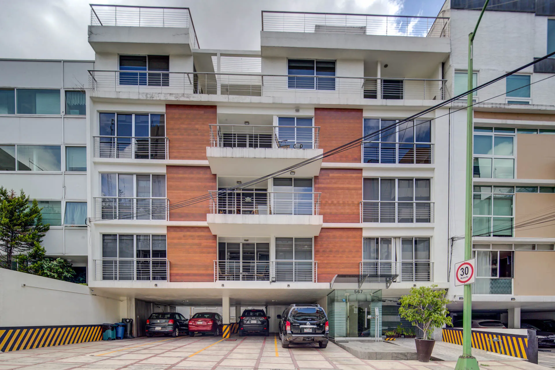 Fachada M. Chimborazo 567