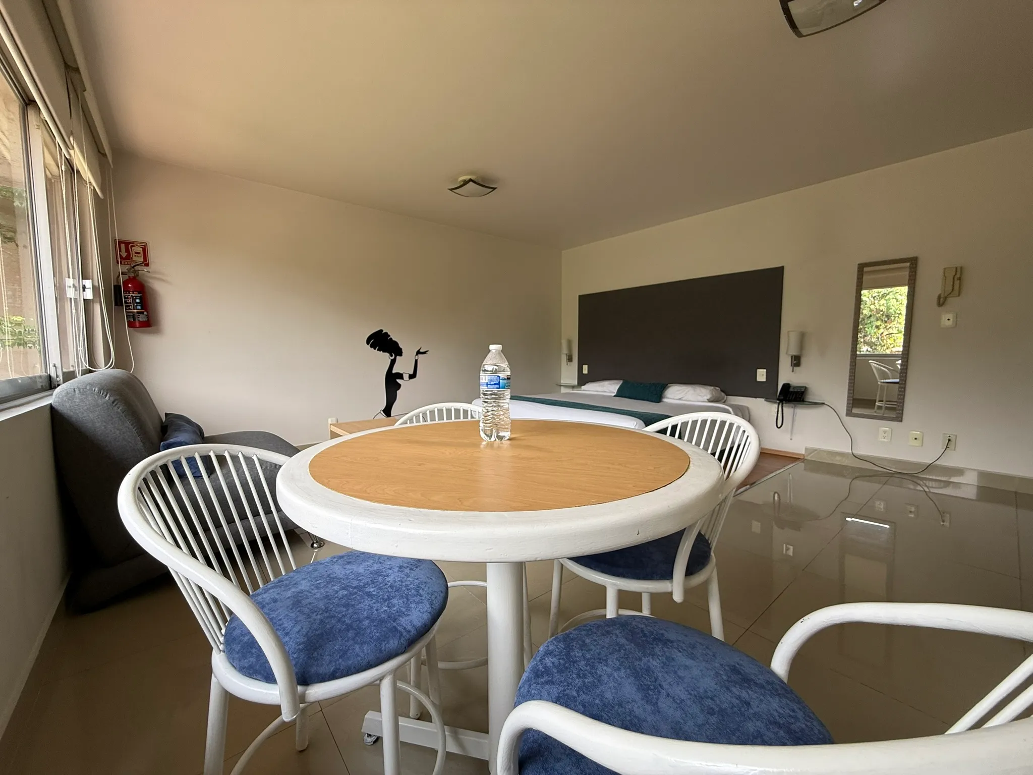 Comedor y sala del studio — Pinos 72, Grupo Kings