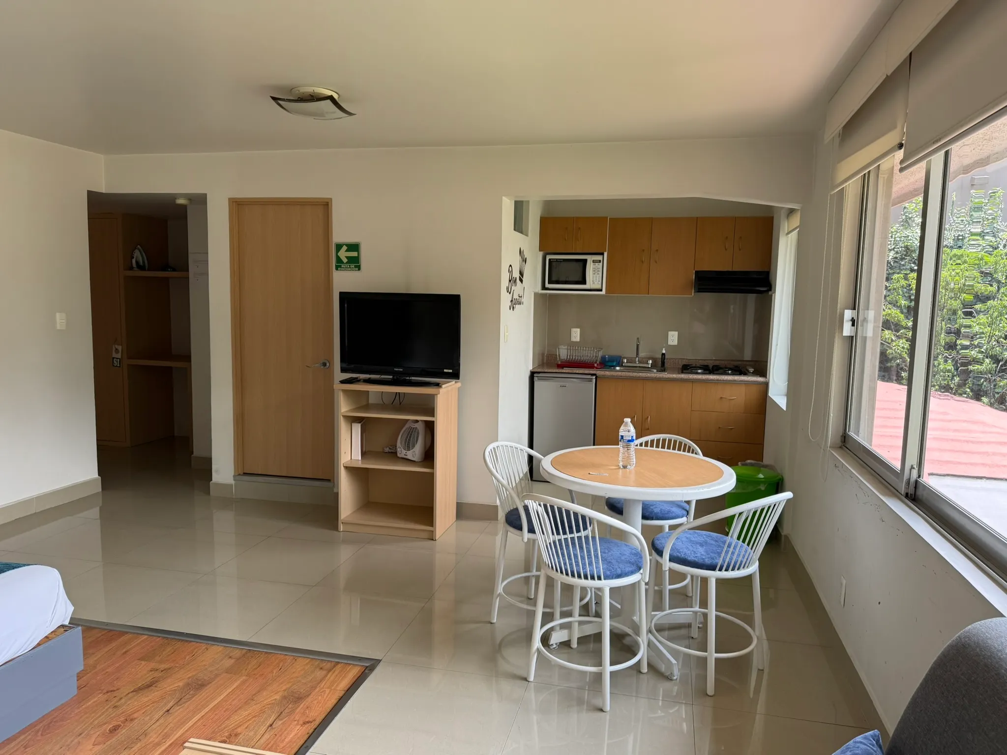 Sala y cocina del studio — Pinos 72, Bosques de las Lomas