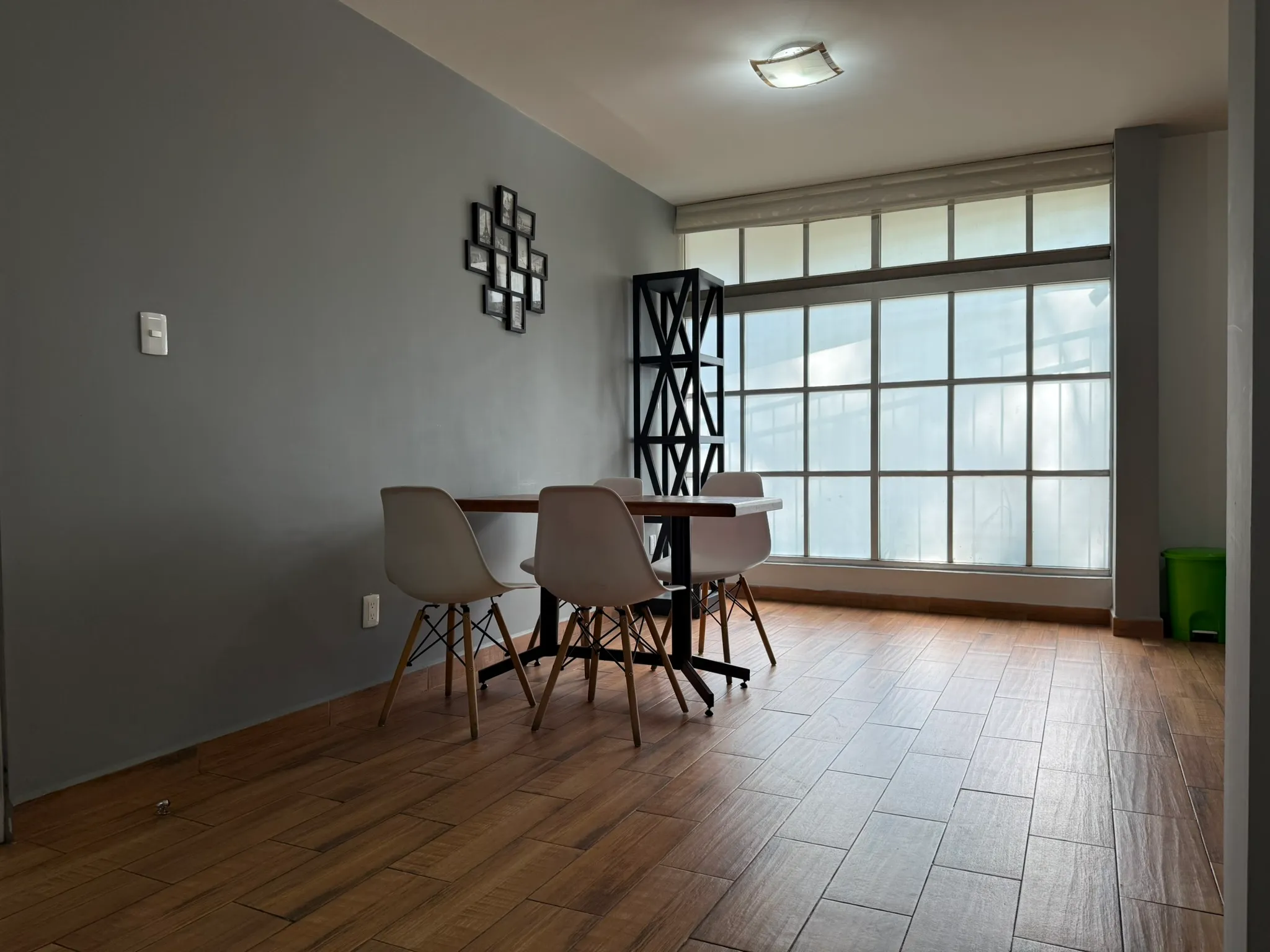Comedor con vitral Two Bedroom — Horacio 1525, EOLA